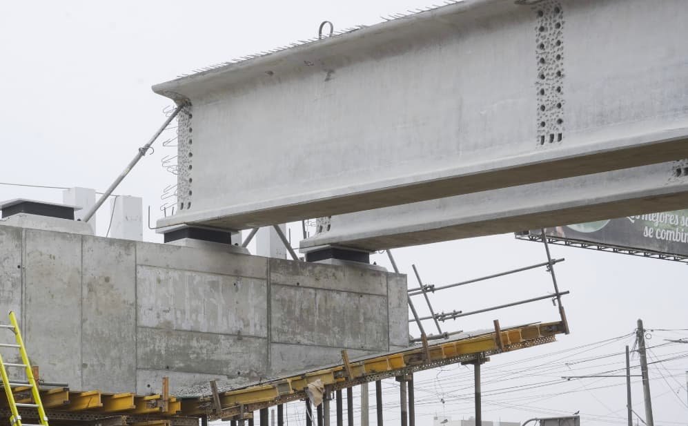 Instalación de apoyo en obra puente