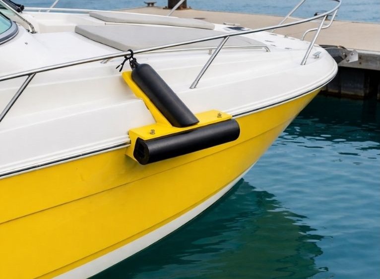 Barco utilizando defensas de caucho negras